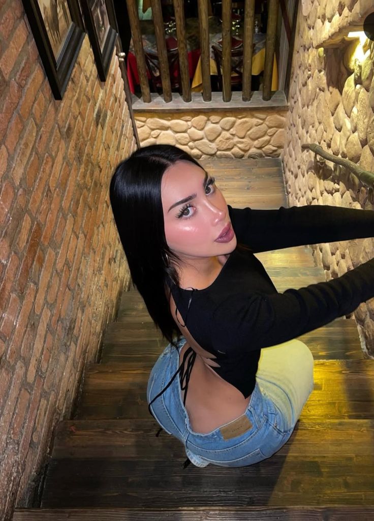 Çekmeköy Escort: Nişantepe ve Bulgar Escort Seçenekleri 3 Bulgar Escort seçenekleri için şık bir otel lobisinde bekleyen kadın silüeti