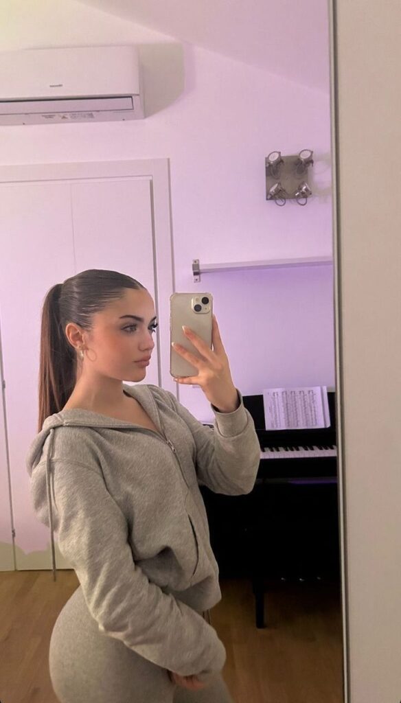 Beyoğlu Escort: Tomtom ve Atletik Profiller 1 Beyoğlu Escort Tomtom bölgesinde atletik yapılı bir escort bayan