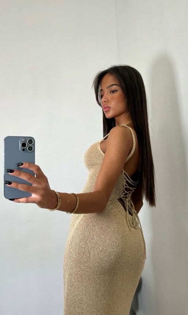 Kağıthane Escort: Çeliktepe Escort ve İnce Belli Escort Seçenekleri 1 Kağıthane Escort ilanlarını inceleyen bir kişi