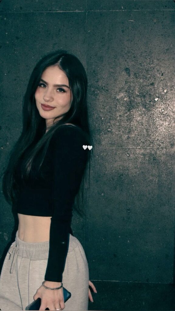 Maltepe Escort Burcu Genc Beden ve Mavi Bakislariyla Anal Sevenleri Mutlu Eden Tutkulu Seanslar Sunan 2